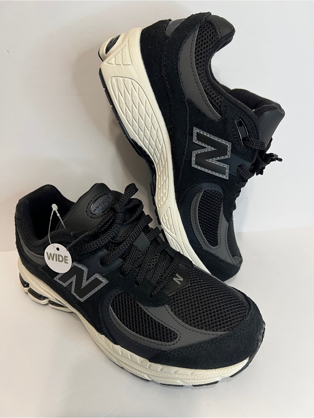 New Balance Kids Black and Cream Sneakers 5Wide Suede Mesh N-Ergy Running